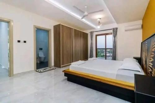 1 dormitorio con cama grande y ventana grande en Turkana Flat apartment, en Nakuru