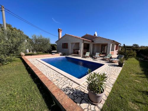 Villa Mirela with a comfortable garden and pool