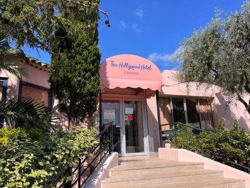 un bâtiment avec un panneau à l'avant dans l'établissement The Hollywood Hotel Cannes, à Cannes