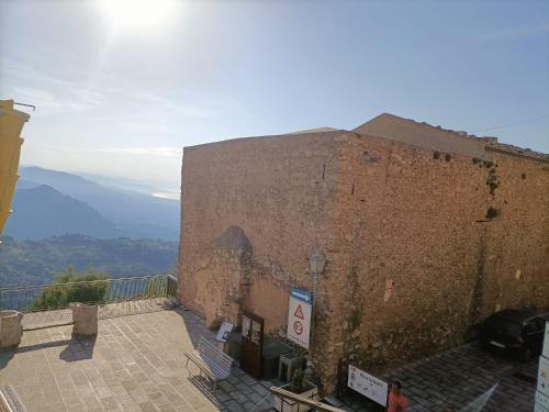 een groot bakstenen gebouw met uitzicht op de oceaan bij Casa d'Alunzio - Plesso Via Rebiba in San Marco dʼAlunzio