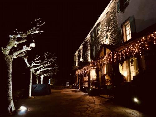 un edificio con luces de Navidad encendidas por la noche en Les Coumayres en Riols