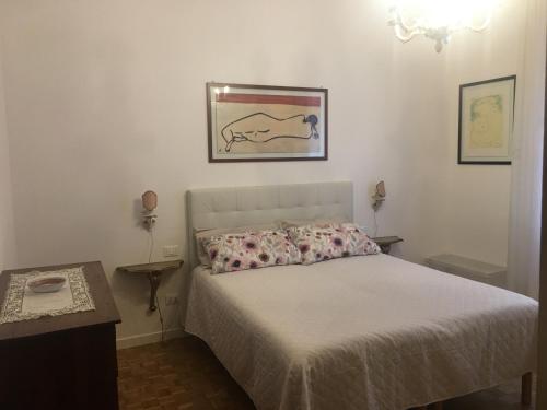 1 dormitorio con 1 cama y una foto en la pared en Marie Home Florence en Scandicci