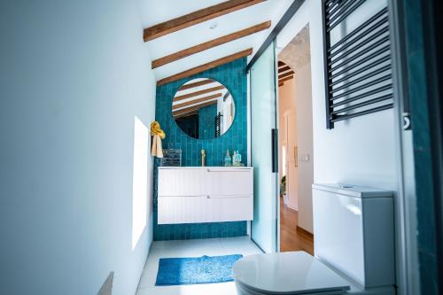 y baño con lavabo y espejo. en Valencia 2 bed Luxury Guest house en Godella