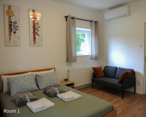 sala de estar con cama y sofá en Quiet, green, relaxing place- 3 bedroom villa, en Balatonfüred