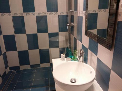 y baño con lavabo blanco y espejo. en Camera tip economic Mozart en Cluj-Napoca