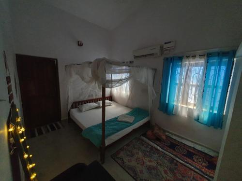 מיטה או מיטות קומותיים בחדר ב-TantraLoka Retreat Centre