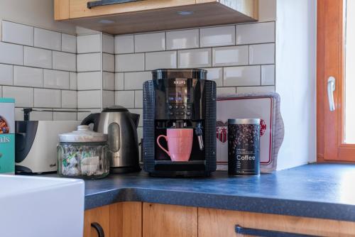 a coffee maker on a counter in a kitchen at Chez Maidi-Balnéo, cheminée, proche Vosges du Nord in Schoenbourg