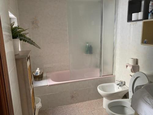 uma casa de banho com uma banheira, um WC e um lavatório. em Aller Paradise Natur em Agüería