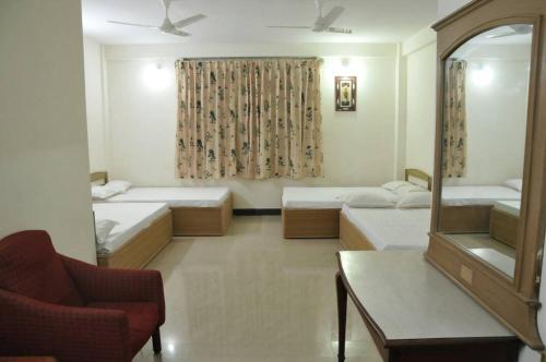 Postel nebo postele na pokoji v ubytování MYSORE MAHALAKSHMI ROOMS
