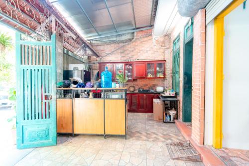 uma cozinha com armários vermelhos e uma porta azul em Ha Noi Homestay em Hanói