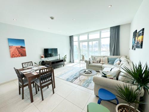uma sala de estar com um sofá e uma mesa em The Bay Watchers Abu Dhabi 203NB em Abu Dhabi