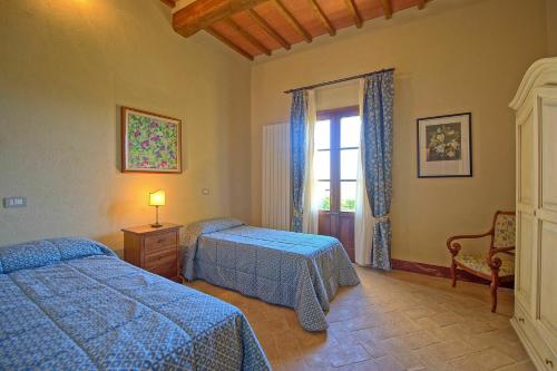 - une chambre avec 2 lits et une fenêtre dans l'établissement Villa Il Caggio by PosarelliVillas, à San Gimignano