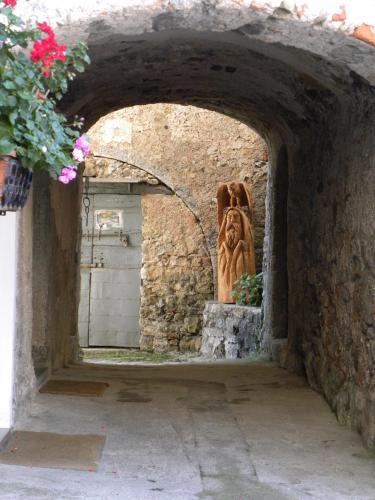 a stone archway with a statue in a building at B&B Piccolo Tibet in Lavenone