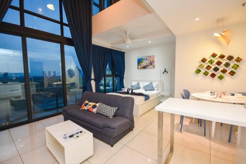 sala de estar con cama y sofá en Almas Suite by Nest Home【Puteri Harbour & LEGOLAND】 en Nusajaya