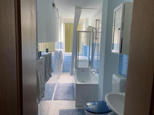 La salle de bains est pourvue d'une baignoire, de toilettes et d'un lavabo. dans l'établissement Zweibettzimmer Business mit eigenem Bad ( Nichtraucher ), à Hanovre