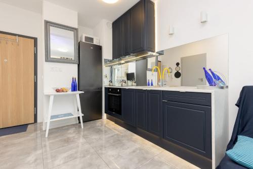 Kuchyň nebo kuchyňský kout v ubytování Hugo Apartment by Noclegi Renters