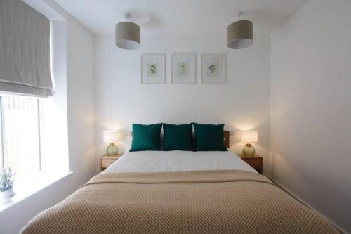 een slaapkamer met een groot bed met groene kussens bij BOURNECOAST - TOWN CENTRE - BEACH 10 min WALK - GARDEN PATIO - 8421 in Bournemouth