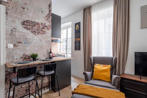 - un salon avec un bar et une chaise dans l'établissement Chez Françoise - Hyper-Centre, vue cathédrale, à Strasbourg