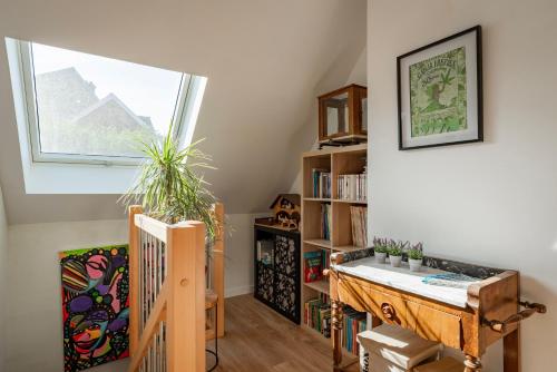 a home office with a desk and a window at Chez Maidi-Balnéo, cheminée, proche Vosges du Nord in Schoenbourg