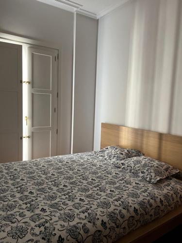 una camera da letto con un letto con un copriletto sopra di Comodidad en el Centro de Haro a Haro