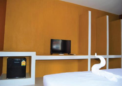 TV a/nebo společenská místnost v ubytování World Cat Beach & Resort เวิลด์แคท บีช แอนด์ รีสอร์ท