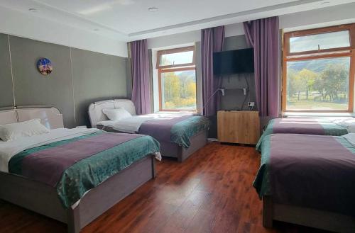 Cette chambre comprend 2 lits et 2 fenêtres. dans l'établissement Terelj Altai Resort, à Nalayh