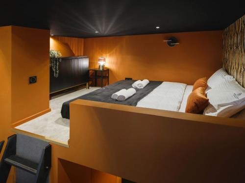 sypialnia z łóżkiem z dwoma ręcznikami w obiekcie Studio 12 by Hidden Garden w Łodzi