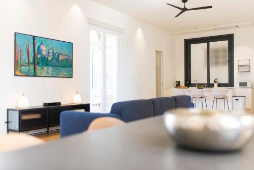 a living room with a table and chairs at Lux Maria Pita Corazon de Coruña in A Coruña