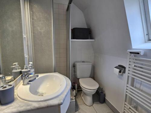 uma pequena casa de banho com lavatório e WC em Place Morny, maison de ville, 2 chambres, terrasse em Deauville