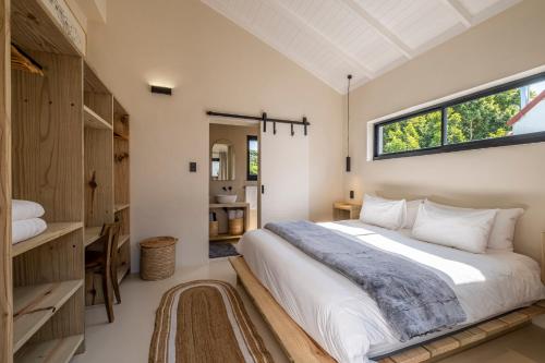 Un dormitorio con una cama grande y una ventana en SALT, en Jeffreys Bay