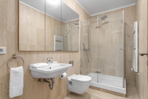 uma casa de banho com um lavatório, um WC e um chuveiro em Baldursbrá Apartment Laugavegur em Reykjavík