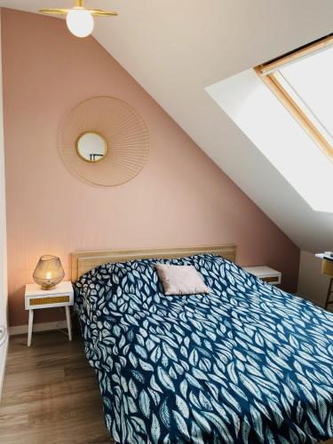- une chambre avec un lit et une couverture bleue dans l'établissement Agréable appartement entièrement refait neuf, à Cherbourg en Cotentin