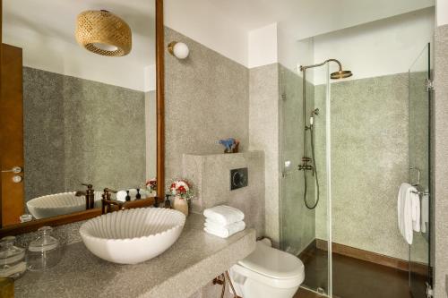 y baño con lavabo, aseo y ducha. en La Soria Estate en Assagao