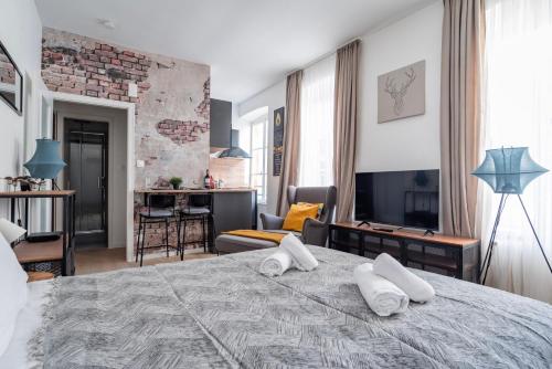 - une chambre dotée d'un grand lit avec des oreillers blancs dans l'établissement Chez Françoise - Hyper-Centre, vue cathédrale, à Strasbourg