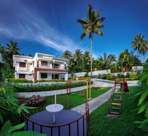Κήπος έξω από το The Vogue - Luxury Private Pool Villa , Athirappilly
