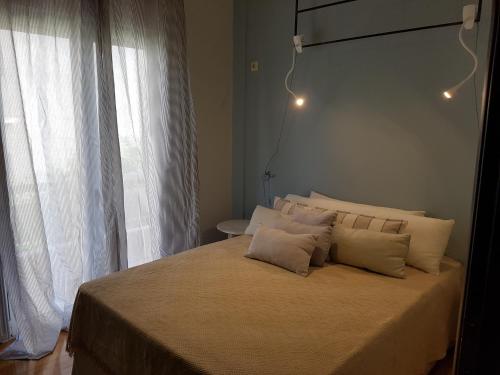 アテネにあるAthina Simple Lux Cholargosのベッドルーム(白い枕の大型ベッド1台付)