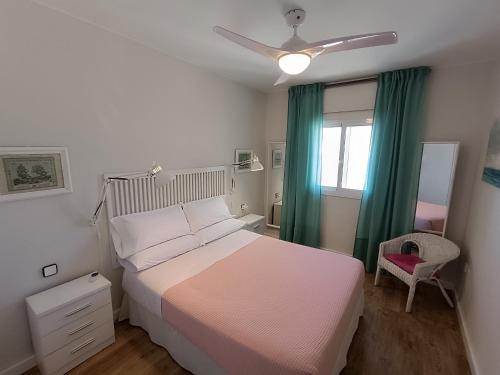 チピオナにあるVillablanca Apartamentoのベッドルーム(白いベッド1台、窓付)