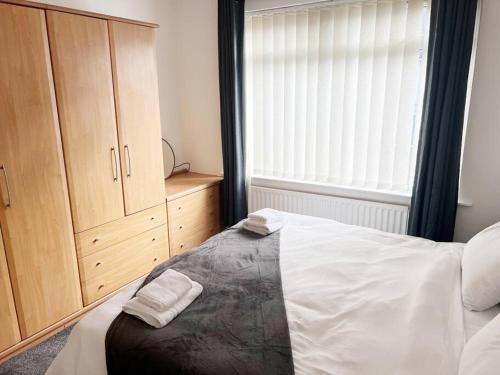 - une chambre avec un lit et 2 serviettes dans l'établissement Millfield House by Blue Skies Stays, à Middlesbrough