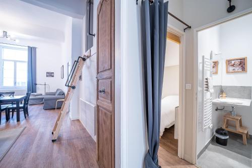 Zimmer mit einer Holztür und einem Schlafzimmer in der Unterkunft La Vie est Belle - Entre ski et thermes in Ax-les-Thermes