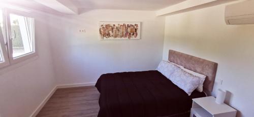 1 dormitorio con 1 cama y una foto en la pared en Piso lujo 3 habitaciones, en Las Rozas de Madrid