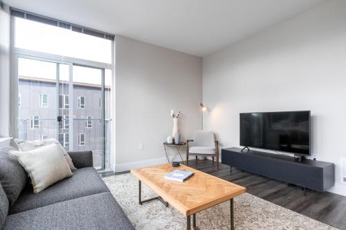 A television and/or entertainment centre at S Lake Union 1BR w Gym Pool Rooftop nr I5 SEA-7