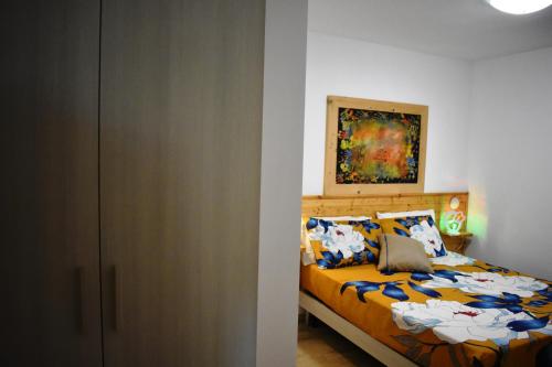 比謝列的住宿－Art Village Residence，卧室配有一张床,墙上挂有绘画作品