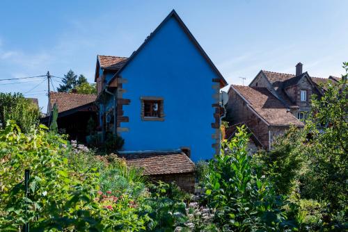 a blue house in the middle of a village at Chez Maidi-Balnéo, cheminée, proche Vosges du Nord in Schoenbourg