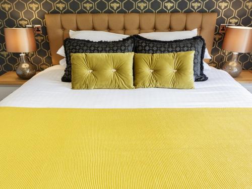 Una cama o camas en una habitación de The Orange Tree Thornham