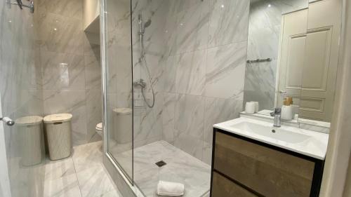 une salle de bain avec une douche, un lavabo et des toilettes dans l'établissement Appartement Bretagne 4 places, à Paris