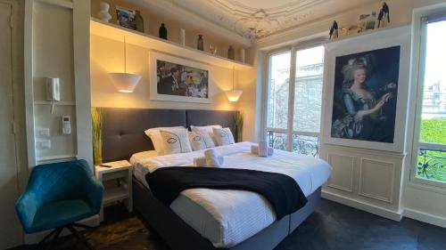 une chambre avec un lit et une chaise dedans dans l'établissement Appartement Bretagne 4 places, à Paris