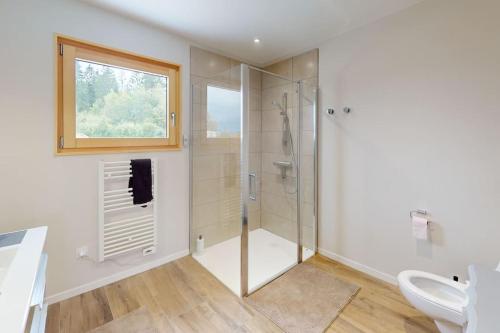La salle de bains est pourvue d'une douche et d'un lavabo. dans l'établissement LA VILLA NATURA, à Granges-Narboz
