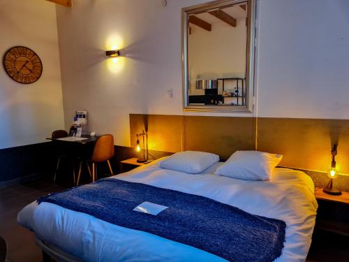 Säng eller sängar i ett rum på Lyon Faubourg - Saint Priest