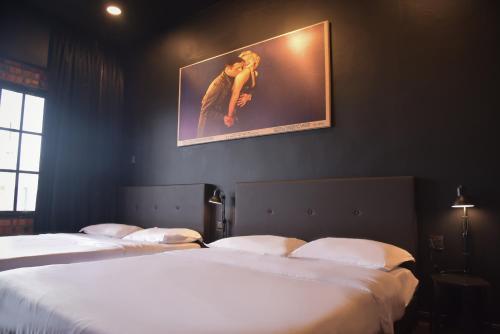 Una cama o camas en una habitación de The Label Suites Ipoh