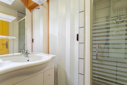 y baño con lavabo y ducha. en Chez Fanch, en Camaret-sur-Mer
